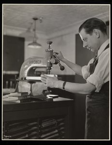 Arbejder på typografi hos Unz und Co., 24 Beaver Street, New York, 1932 (sølv gelatinetryk)